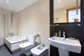 Shower, hair dryer, towels - Vacation Apartment 'Costa Bella' with Sea View, Shared Pool and Wi-Fi (Granadilla)