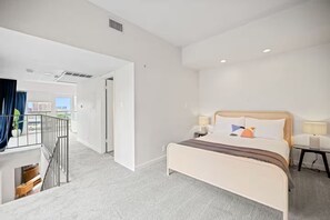 2 bedrooms, iron/ironing board, WiFi, bed sheets - Top Floor 2BR Penthouse - Great for Big Groups (Austin)