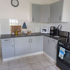 Private kitchen - Gite Barton 6 persons 500m from Utah Beach (Sainte-Marie-du-Mont)