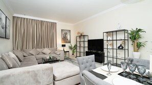 Apartamento standard, sacada | Área de estar | Smart TV 42 cm com canais via satélite, Netflix, serviços de streaming