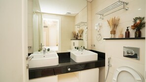 Apartamento standard, sacada | Banheiro | Toalhas de banho 