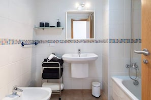 Een douche, een haardroger, handdoeken