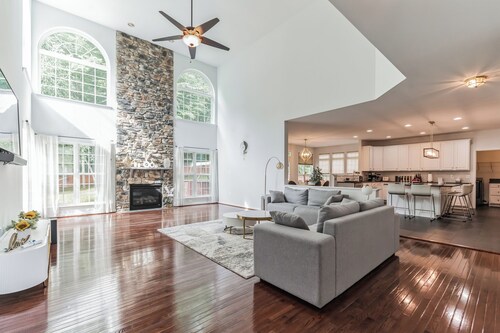 Spacious 6-bedroom Luxury house in a quiet area