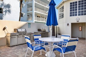Outdoor dining - Beach Palms - Direct Gulf Front Condo (Indian Shores)