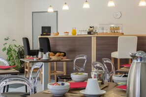 Dining - Séjour paisible avec piscine au cœur Dordogne (Les Eyzies De Tayac)