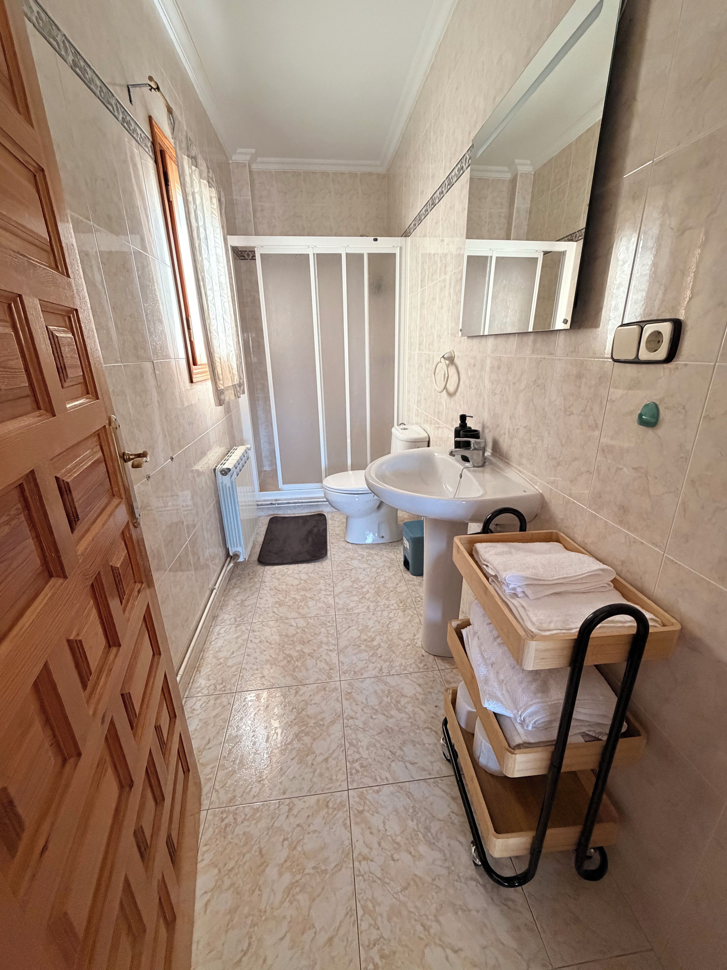 Douche, serviettes fournies, savon, papier toilette