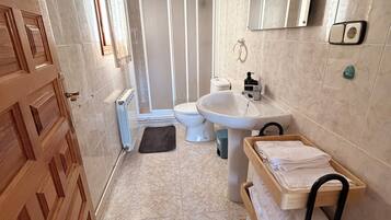 Douche, serviettes fournies, savon, papier toilette
