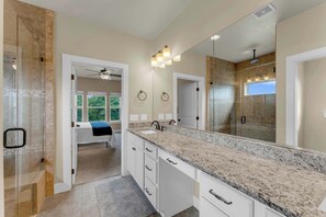 Shower, hair dryer, towels, toilet paper - Holiday House at Lake LBJ- Swim, Boat, & Relax (Granite Shoals)