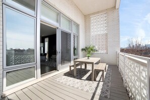 Outdoor dining - Huge 4BR+4BTH Penthouse in West Town Hotspot! (Chicago)