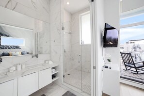 Hair dryer, towels, soap, shampoo - Huge 4BR+4BTH Penthouse in West Town Hotspot! (Chicago)