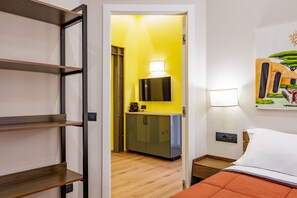 Free WiFi, bed sheets - Satriano Essence of Chiaia Flat (Naples)