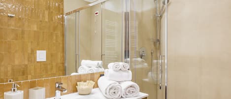 Dusche, Haartrockner, Bidet, Handtücher