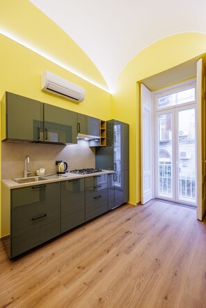 Fridge, microwave, stovetop, dishwasher - Satriano Essence of Chiaia Flat (Naples)