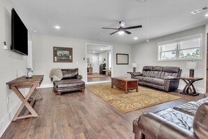 TV - 4-bed/2-bath Spacious House in Charming Columbus, Game Day Home, Fenced Backyard (Columbus)