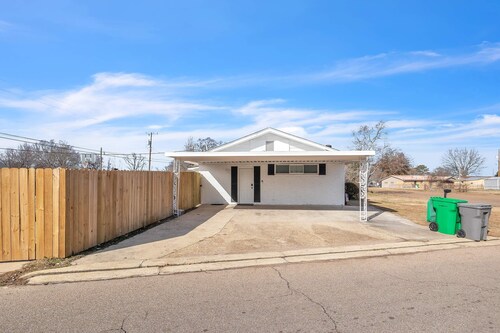 4-bed/2-bath Spacious House in Charming Columbus, Game Day Home, Fenced Backyard