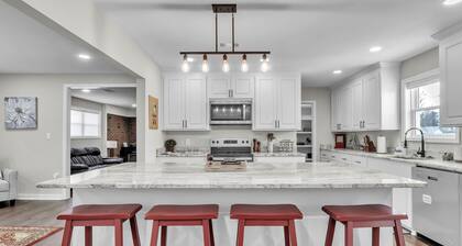 4-bed/2-bath Spacious House in Charming Columbus, Game Day Home, Fenced Backyard