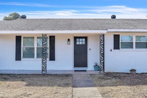 Exterior detail - 4-bed/2-bath Spacious House in Charming Columbus, Game Day Home, Fenced Backyard (Columbus)