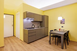 Fridge, stovetop, dishwasher, cookware/dishes/utensils - Satriano Soul of Chiaia Flat (Naples)
