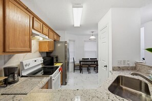 Fridge, microwave, oven, stovetop - Central Downtown 3 Bd/2 Ba Hideaway! (Houston)