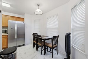 Dining - Central Downtown 3 Bd/2 Ba Hideaway! (Houston)
