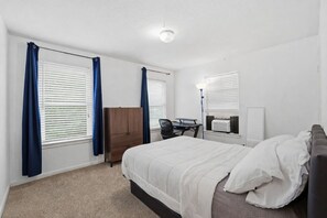 3 bedrooms, desk, iron/ironing board, free WiFi - Central Downtown 3 Bd/2 Ba Hideaway! (Houston)