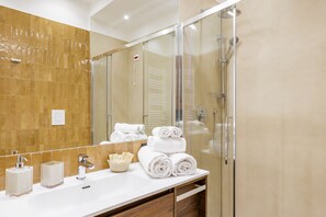 Shower, hair dryer, bidet, towels - Satriano Style Flat - Double apartment (Naples)