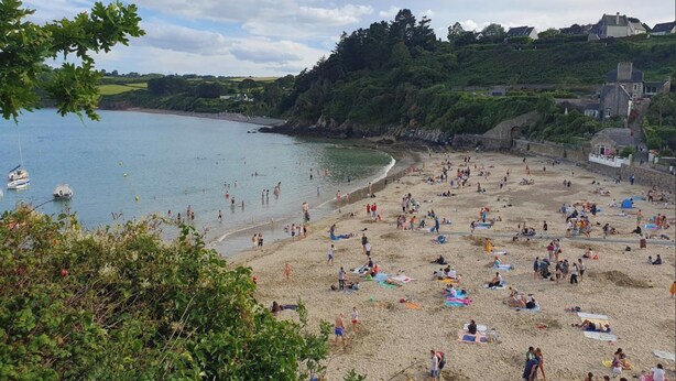 A beach with people sunbathing and swimming, surrounded by greenery and houses. - Cosy T3 apartment for 6 people in the heart of Paimpol (Paimpol)