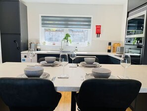 Microwave, oven, stovetop, dishwasher - Home away from home in Fort William .Excellent base to explore the Highlands. (Fort William)