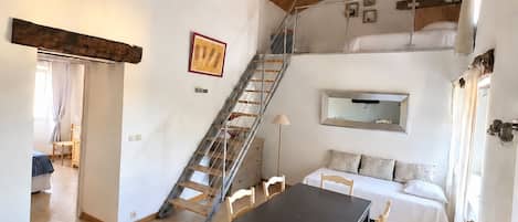 Salon · Vue du séjour, de la table et de la mezzanine
