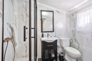Shower, hair dryer, towels - Casa el mure: a charming retreat in the heart of the Ronda mountains (Ronda)
