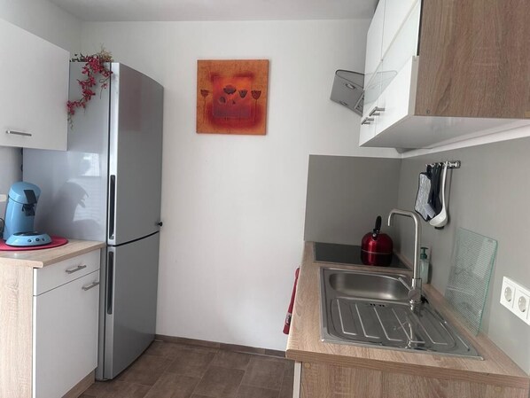 Fridge, oven, stovetop, coffee/tea maker
