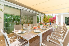Outdoor dining - Villa De Los Leones - Seven Bedroom Villa, Sleeps 14 (Sitges)