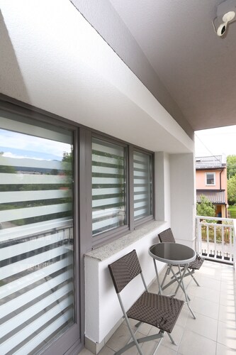 Modern large apartment with 3 bedrooms and free private parking.