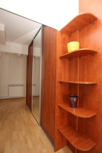Modern large apartment with 3 bedrooms and free private parking.