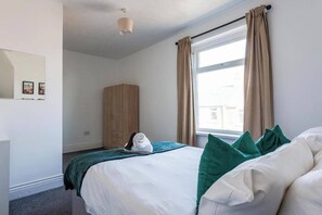 3 habitaciones, tabla de planchar con plancha, wifi y ropa de cama 
