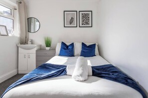 3 habitaciones, tabla de planchar con plancha, wifi y ropa de cama 