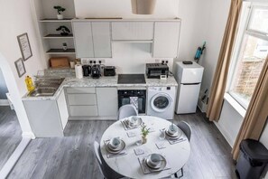 Kühlschrank, Mikrowelle, Ofen, Herdplatte