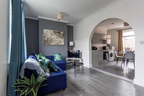 MODERN FAMILY AND CONTRACTORS HOME | 7 SLEEPS | FREE PARKING | COSY AND RELAX