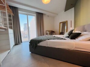 Room - Modern 4th floor, one bedroom apartment just minutes away from seafront (Il-Gżira)