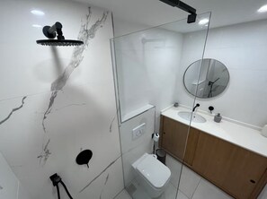 Bathroom - Modern 4th floor, one bedroom apartment just minutes away from seafront (Il-Gżira)