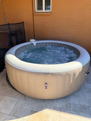 Outdoor spa tub - Pool + Hot Tub Oasis, Family Retreat, Sleeps 7 (Chandler)