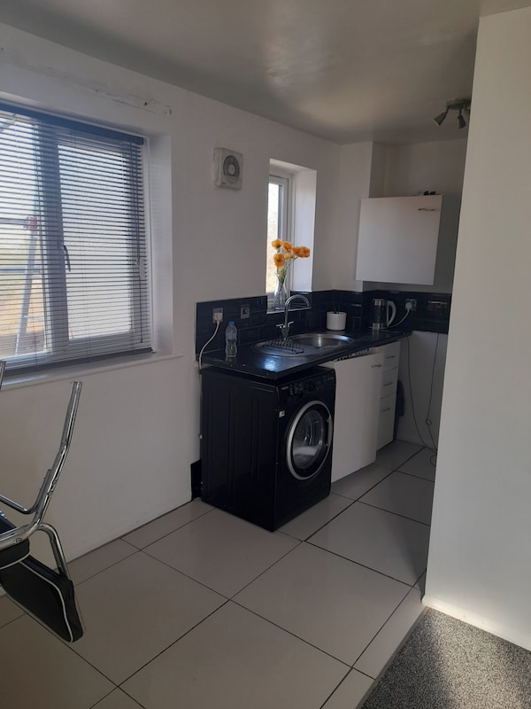 1 Bed Flat - Sleeps 2 - Parking - Wifi - Central London