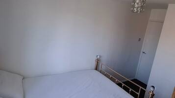 1 slaapkamer, een strijkplank/strijkijzer, gratis wifi, beddengoed