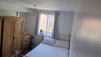 1 habitación, tabla de planchar con plancha, wifi gratis y ropa de cama