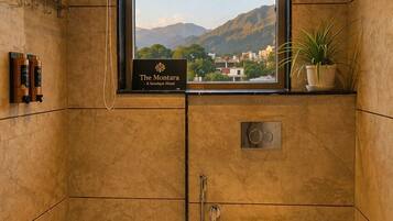 Camera Premium, 1 letto king, vista fiume | Bagno | Pantofole, asciugamani, sapone, shampoo