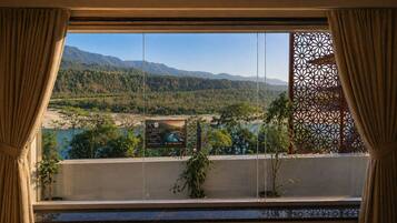 Suite with Mountain View | Minibar, desk, laptop workspace, free WiFi
