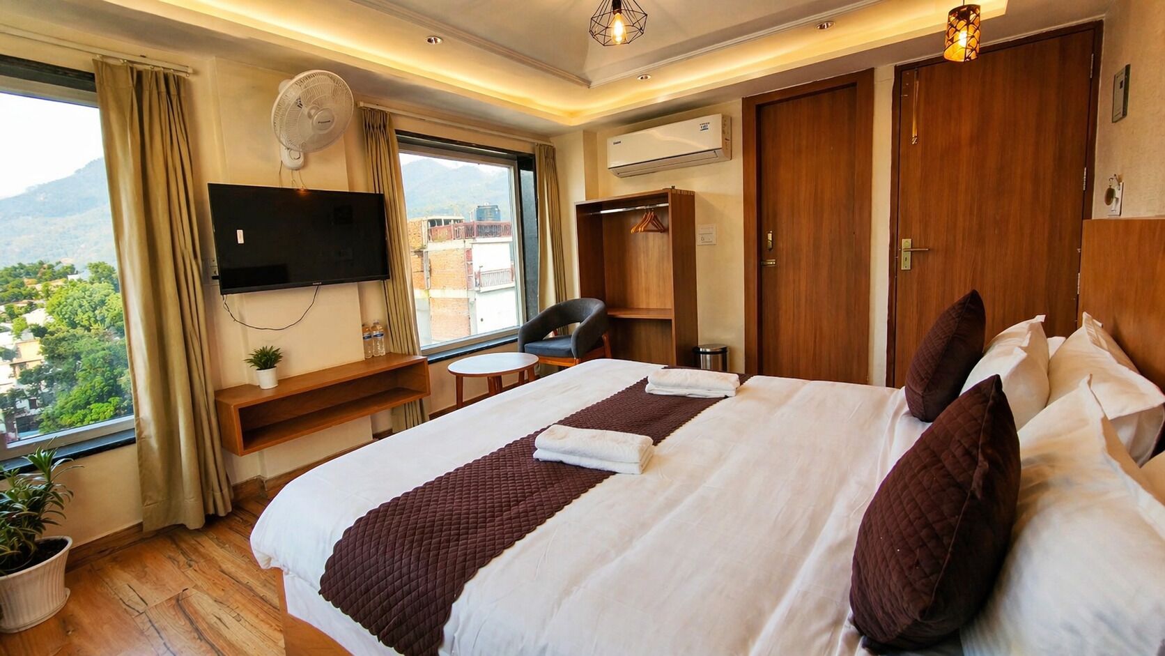 Habitación Deluxe doble, 1 habitación, balcón, vistas a la montaña | Minibar, escritorio, espacio para trabajar con un portátil y wifi gratis