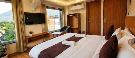 Phòng đôi Deluxe, 1 phòng ngủ, ban công, quang cảnh núi | Minibar, bàn, khu vực làm việc phù hợp cho laptop