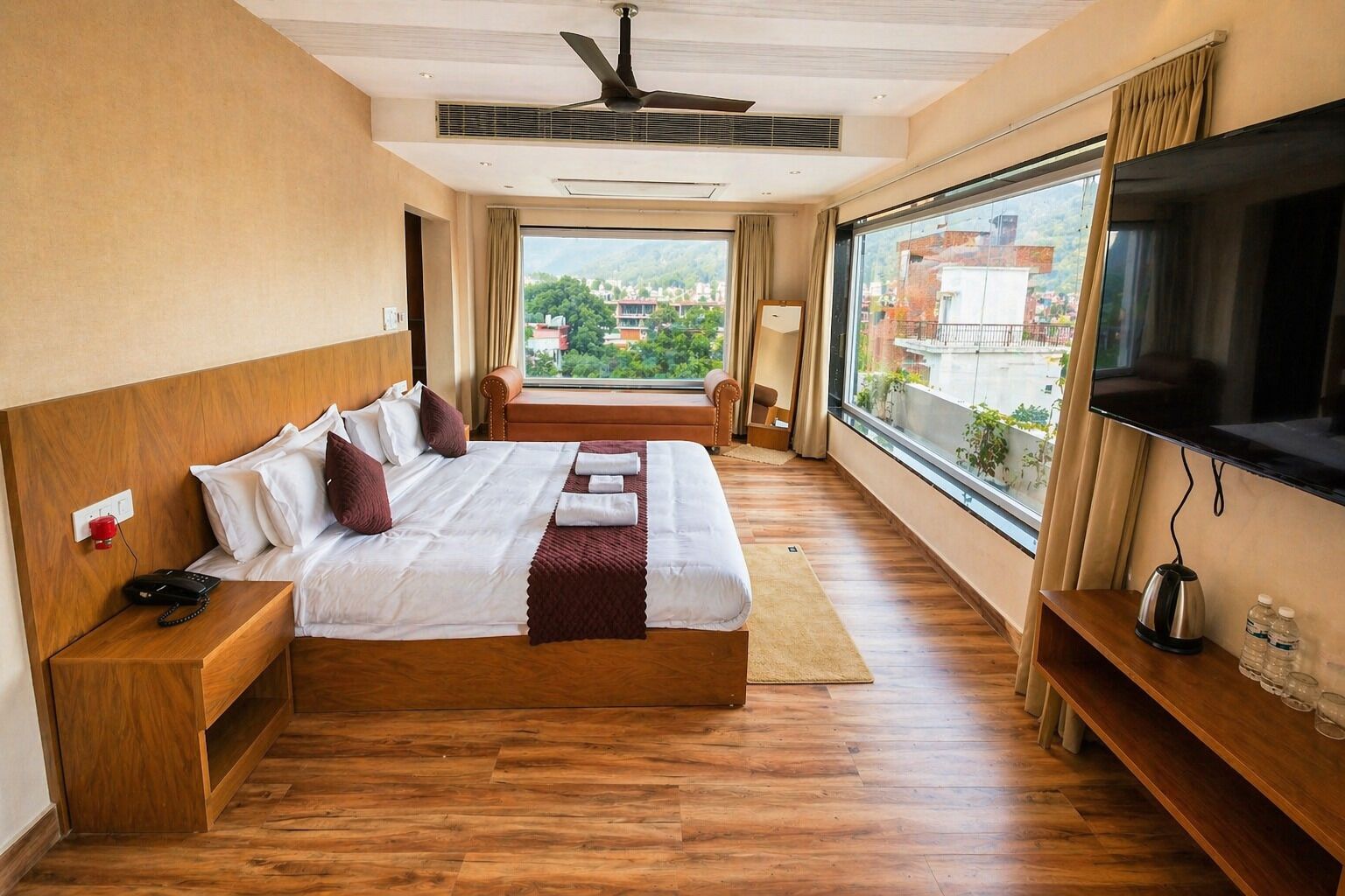 Suite monolocale Premium, vista montagna | Minibar, una scrivania, postazione laptop, Wi-Fi gratuito