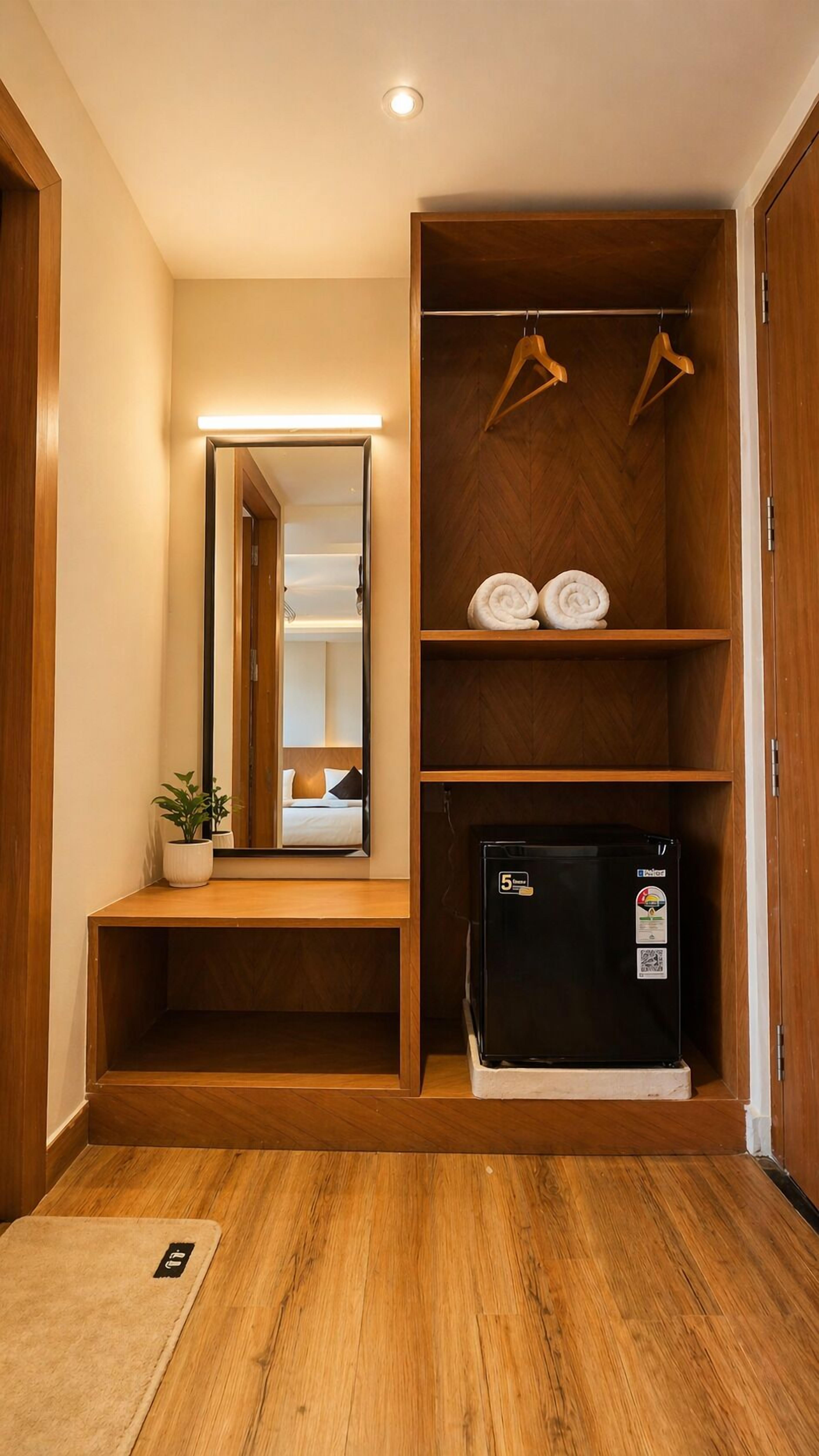 Minibar, bureau, espace de travail pour ordinateur portable